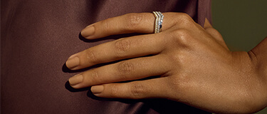 Goditi la grazia degli anelli eternity incastonati di diamanti. Dall'elegante montatura a griffes fino ai design più elaborati, trova il regalo ideale o l'abbinamento perfetto per il tuo anello di fidanzamento nella nostra selezione.