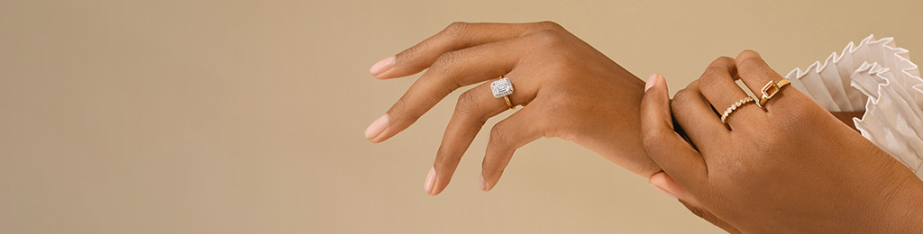 Goditi la grazia degli anelli eternity incastonati di diamanti. Dall'elegante montatura a griffes fino ai design più elaborati, trova il regalo ideale o l'abbinamento perfetto per il tuo anello di fidanzamento nella nostra selezione.