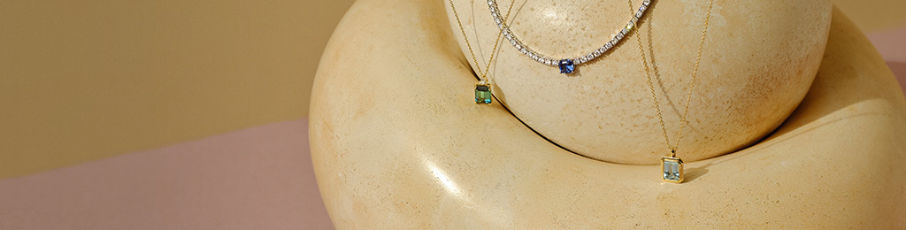 Desde siluetas simples hasta piezas deslumbrantes, nuestros collares de diamantes resaltan el cuello con diamantes en cascada, delicados o atemporales dependiendo de su gusto.