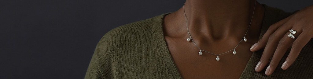 From simple silhouettes to showstopping pieces, our diamond necklaces highlight the neck with cascading, subtle or timeless diamonds dependant on your taste. 