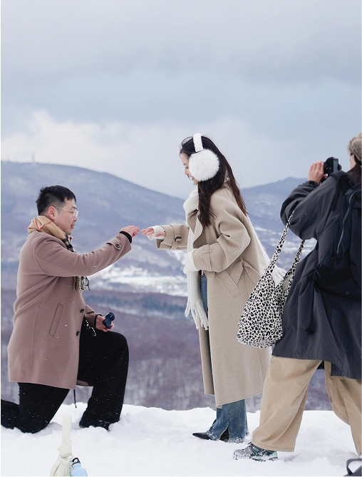Proposal on a snowy mountain