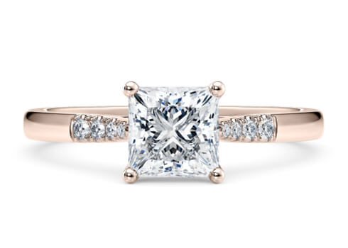 Thea in Oro Rosa set with a Princess cut diamante.