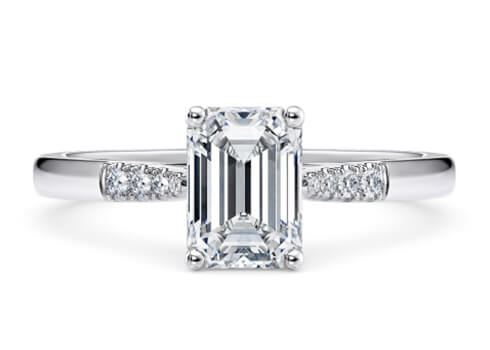 Thea in Oro Bianco set with a Smeraldo cut diamante.