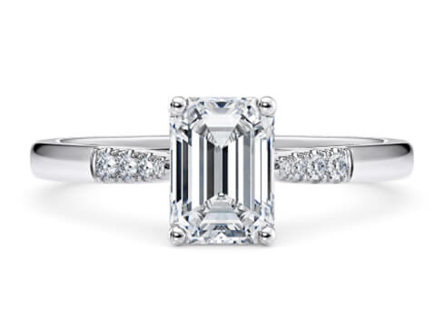 Thea in Platina set with a Smaragd cut diamant.
