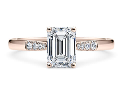 Thea in Oro Rosa set with a Smeraldo cut diamante.