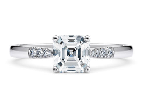 Thea in Platine set with a Asscher cut diamant.