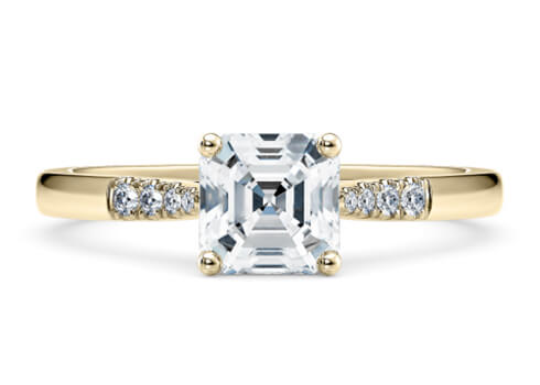 Thea in Oro Amarillo set with a Asscher cut diamante.