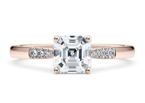 Thea in Oro Rosa set with a Asscher cut diamante.