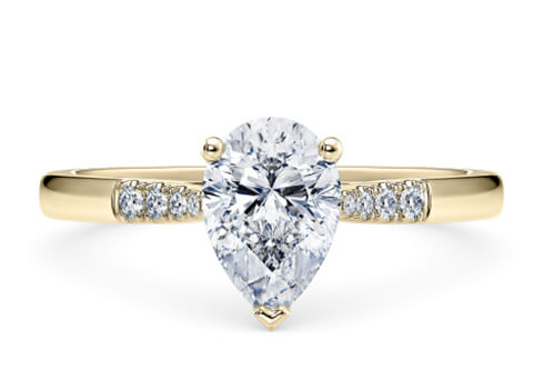 Thea in Oro Amarillo set with a Pera cut diamante.