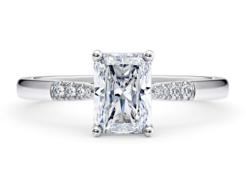 Thea in Weißgold set with a Radiant cut diamant.