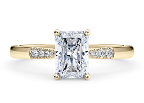 Thea in Oro Amarillo set with a Radiante cut diamante.