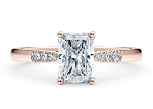 Thea in Oro Rosa set with a Radiante cut diamante.