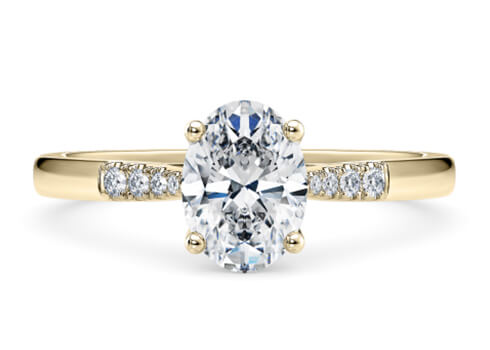 Thea in Oro Amarillo set with a Oval cut diamante.