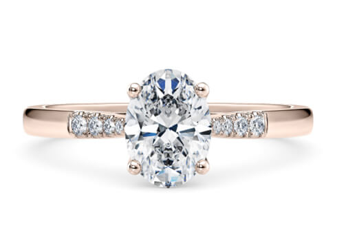 Thea in Oro Rosa set with a Oval cut diamante.