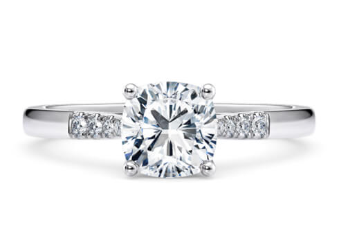 Thea in Weißgold set with a Kissen cut diamant.