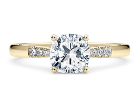 Thea Engagement Ring in Gelbgold (9k) set with a Kissen cut diamant.