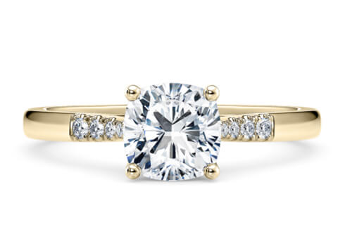 Thea in Oro Giallo set with a Cuscino cut diamante.