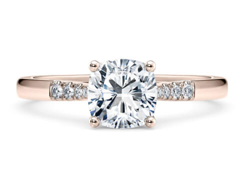Thea in Oro Rosa set with a Cuscino cut diamante.