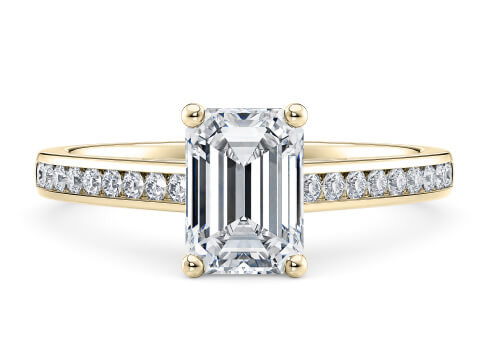 Tsarina in Oro Giallo set with a Smeraldo cut diamante.
