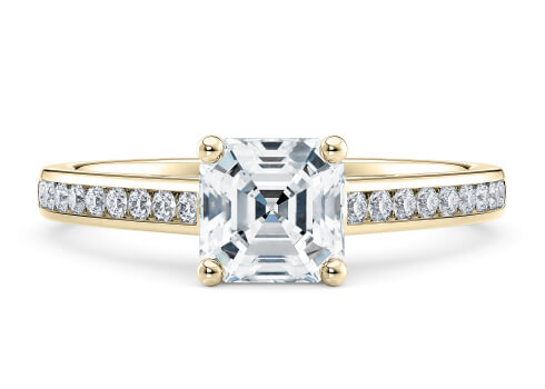 Tsarina in Oro Giallo set with a Asscher cut diamante.
