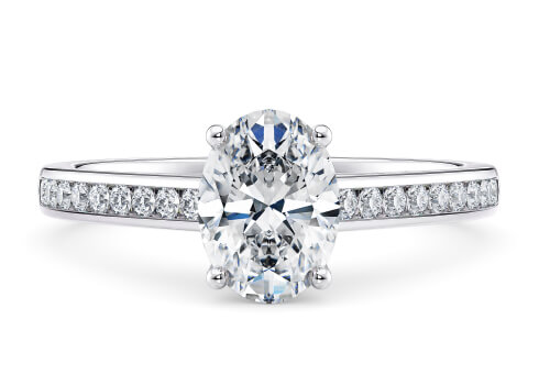 Tsarina in Hvidguld set with a Oval cut diamant.
