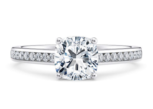 Tsarina in Platin set with a Kissen cut diamant.