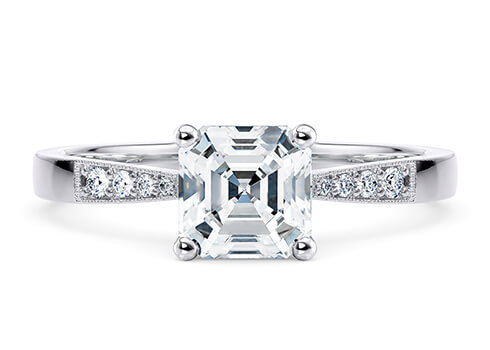 Delicacy Vintage in White Gold set with a Asscher cut diamond.