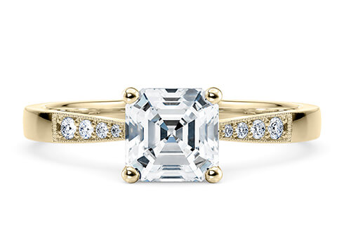 Delicacy Vintage in Oro Giallo set with a Asscher cut diamante.