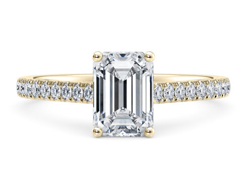 1477 Vintage in Oro Amarillo set with a Esmeralda cut diamante.