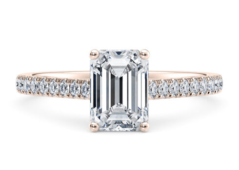 1477 Vintage in Oro Rosa set with a Esmeralda cut diamante.