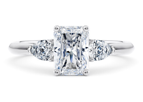 Florence in Or blanc set with a Radiant cut diamant.