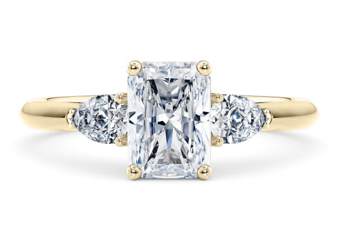 Florence in Or jaune set with a Radiant cut diamant.