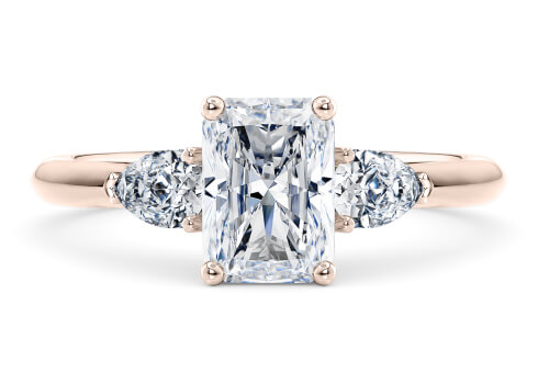 Florence in Or rose set with a Radiant cut diamant.