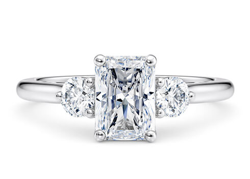 Valencia in Or blanc set with a Radiant cut diamant.