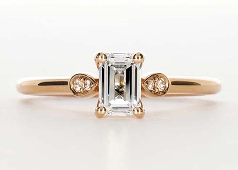 Primrose Engagement Ring in Or rose.