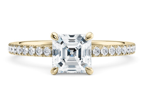 Aria in Oro Amarillo set with a Asscher cut diamante.