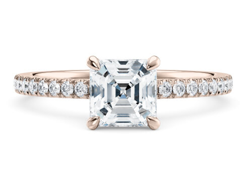 Aria in Or rose set with a Asscher cut diamant.