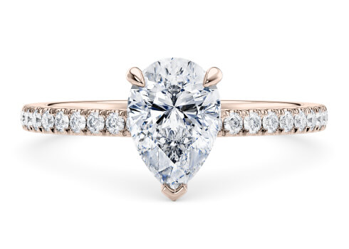 Aria in Oro Rosa set with a Pera cut diamante.