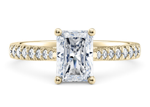 Kindrea in Ouro amarelo (9k) set with a Radiante cut diamante.