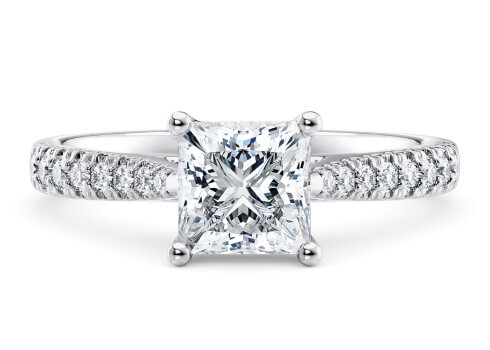 Kindrea in Platin set with a Prinzess cut diamant.