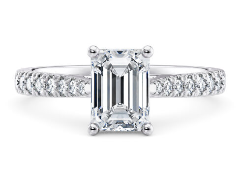 Kindrea in Platinum set with a Smaragd cut diamant.