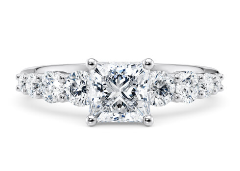 Lyra in Platin set with a Prinzess cut diamant.