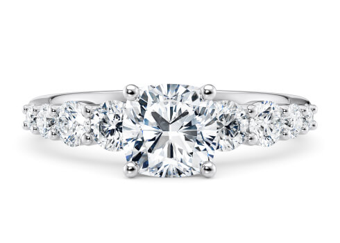 Lyra in Weißgold set with a Kissen cut diamant.