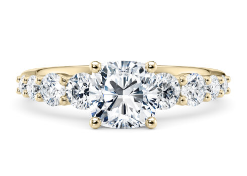 Lyra in Gelbgold set with a Kissen cut diamant.