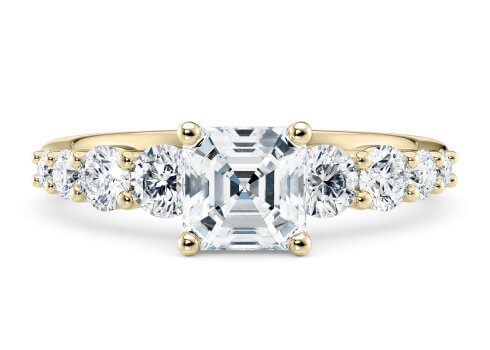 Lyra in Gelbgold (9k) set with a Asscher cut diamant.