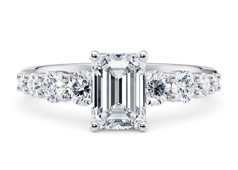 Lyra in Oro Bianco set with a Smeraldo cut diamante.