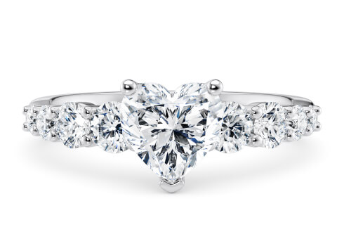 Lyra in Oro Bianco set with a Cuore cut diamante.