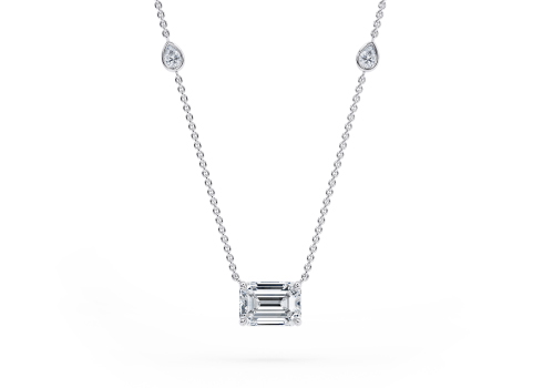 Azalea in Ouro branco set with a Esmeralda cut diamante.