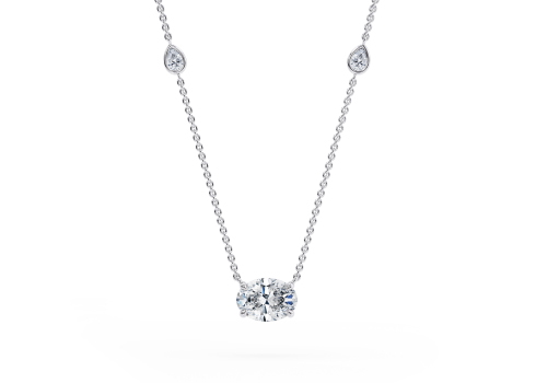 Azalea Necklace in 白金 set with a 椭圆形 cut 钻石.