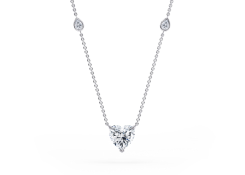 Azalea Necklace in Bílé zlato set with a Srdce cut diamant.